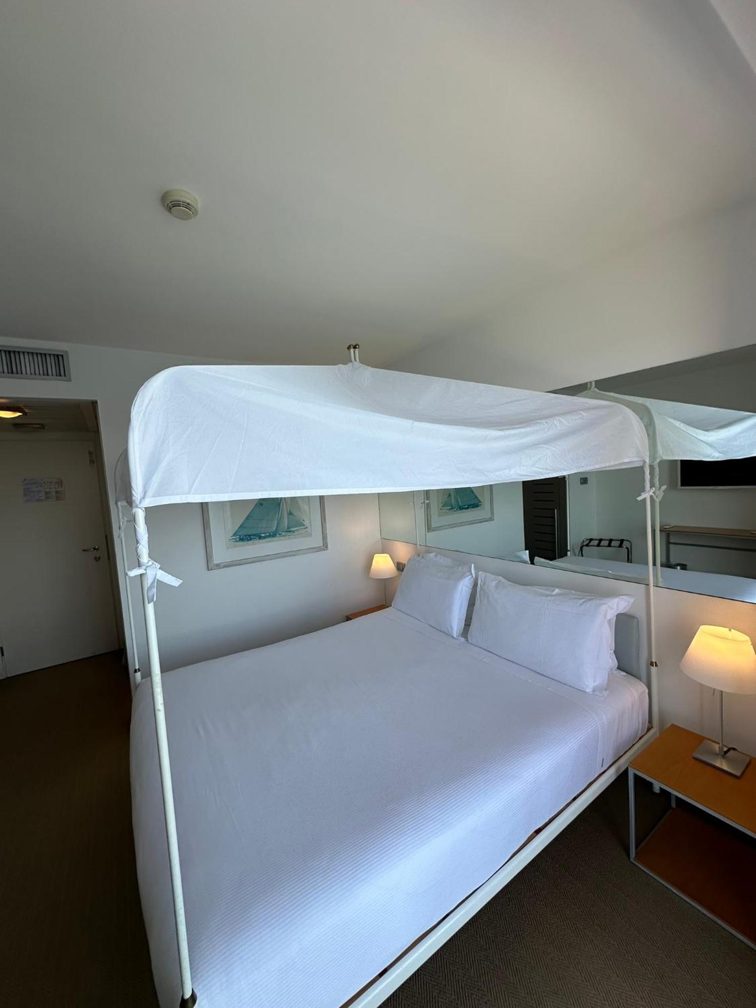 Double Room Poster Bed